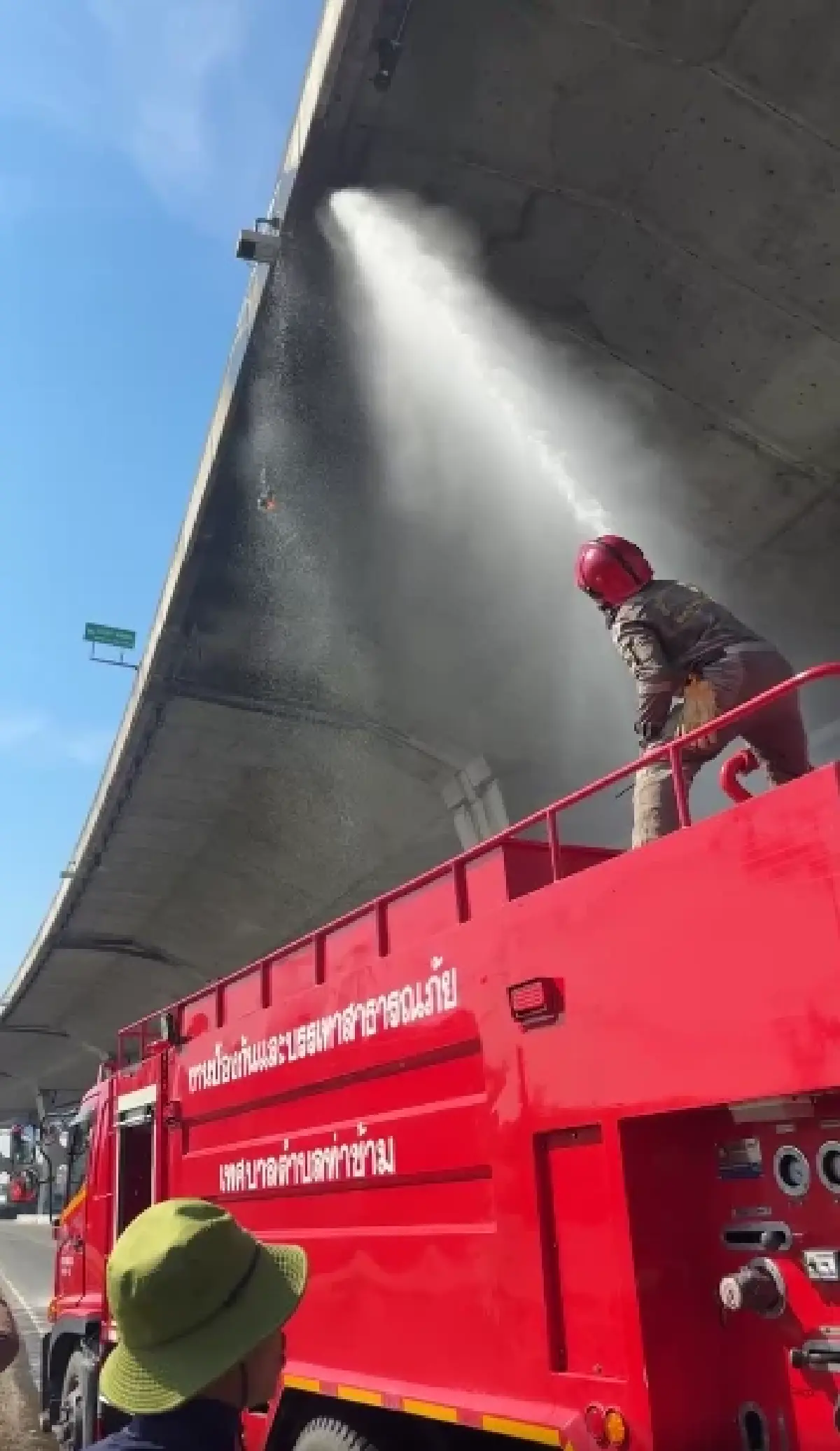 ด่วน ระวังไฟตกใส่รถ ไฟไหม้คานทางด่วนบูรพาวิถี ทำรถติด เข้า ชลบุรี