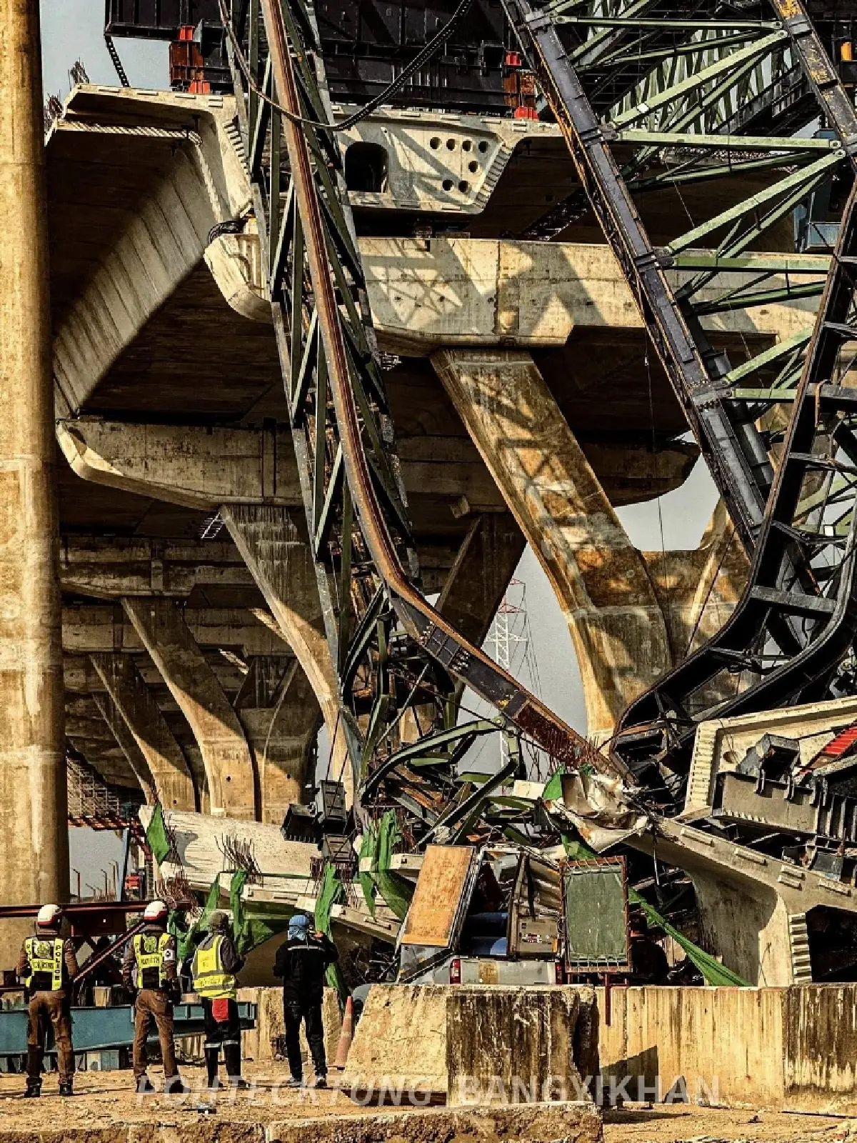 ด่วน! เครนถล่มพระราม 2 สมุทรสาคร ทับเกาะกลางใกล้สะพานท่าจีน ดับ 2