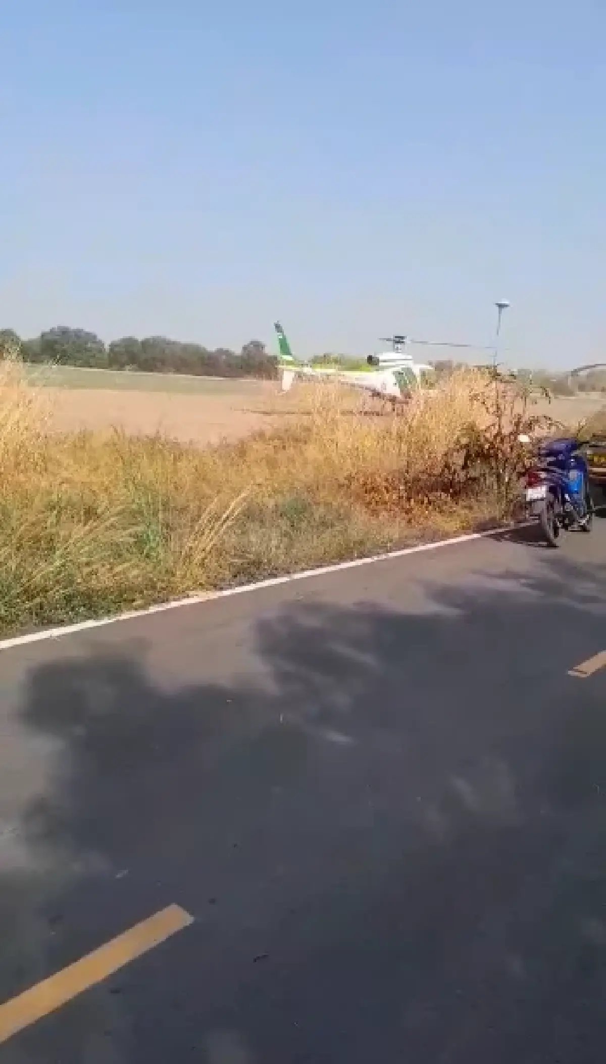 ด่วน เฮลิคอปเตอร์กระทรวงเกษตร เครื่องขัดข้อง ลงจอดฉุกเฉินทุ่งนา