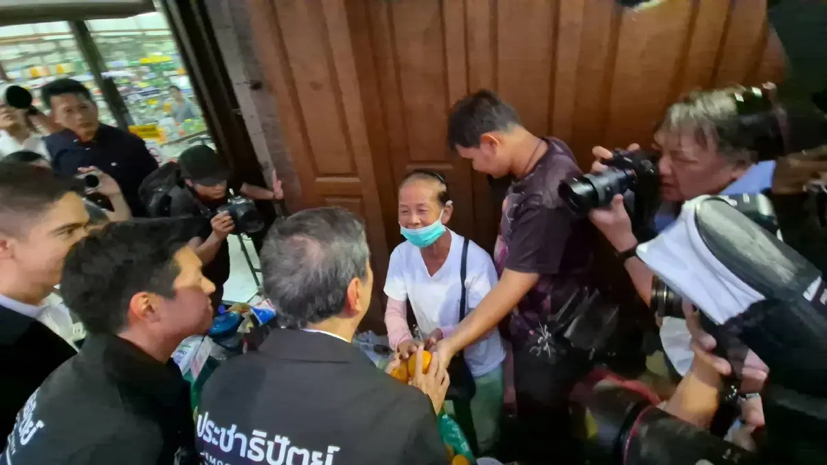 'อภิสิทธิ์' หาเสียงเยาวราช ย้ำความมั่นใจ ได้ บัญชีรายชื่อเพิ่ม