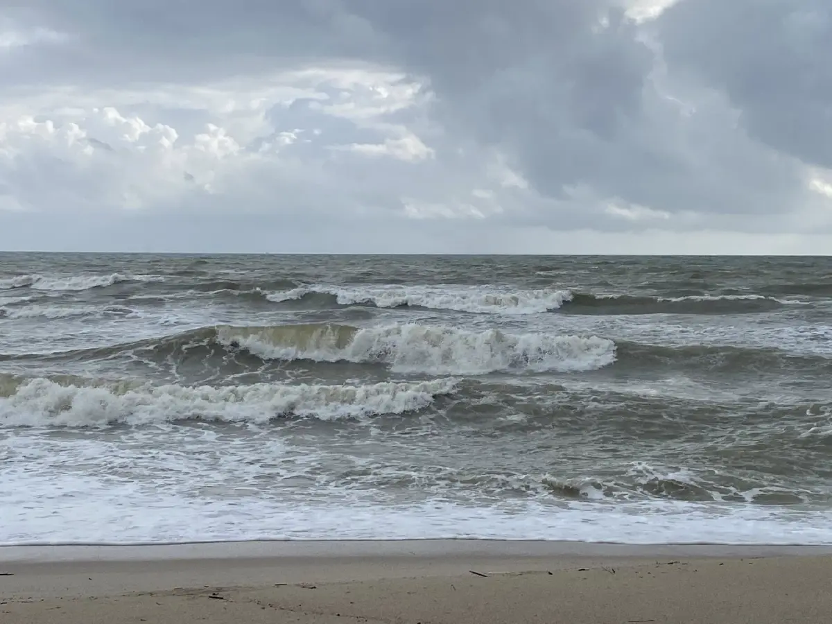 ปักธงแดง! เตือน ฉ.4 คลื่นลมแรง อ่าวไทย คลื่นสูง 3 เมตร ห้ามลงเล่นน้ำ