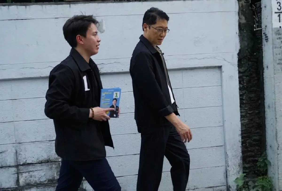 'พงศ์พล–องอาจ' ลงพื้นที่สะพานขวา อ้อนขอคะแนนเสียง