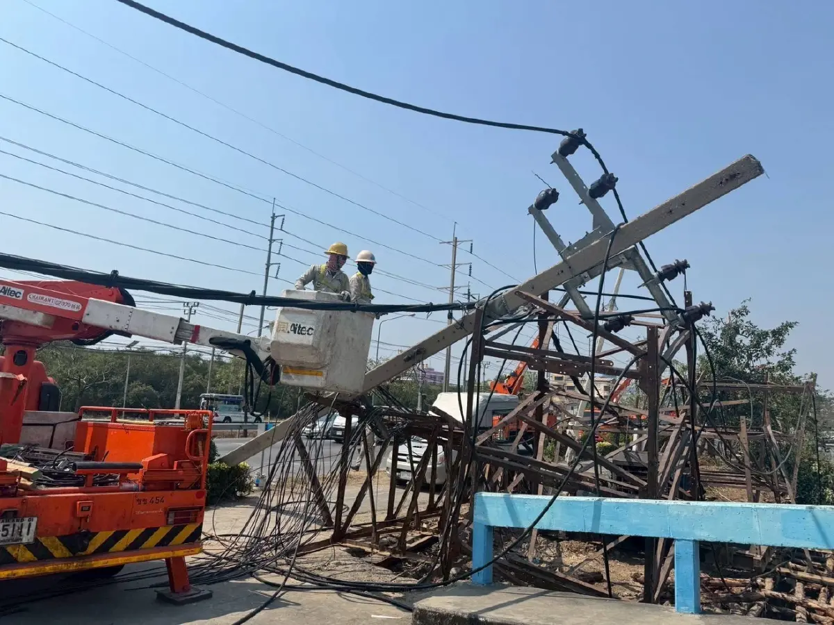 MEA จ่ายไฟครบทุกบ้านแล้ว หลังรถเกี่ยวสายไฟ ทำเสาไฟล้ม 70 ต้น