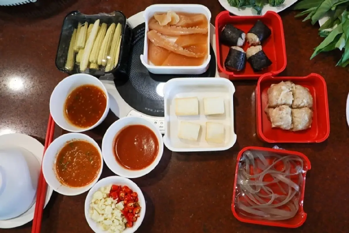 รวม 4 ร้านอร่อย ‘อาหารจีนไหหลำ’ ข้าวมันไก่ ขนมจีน และ สุกี้ไหหลำ