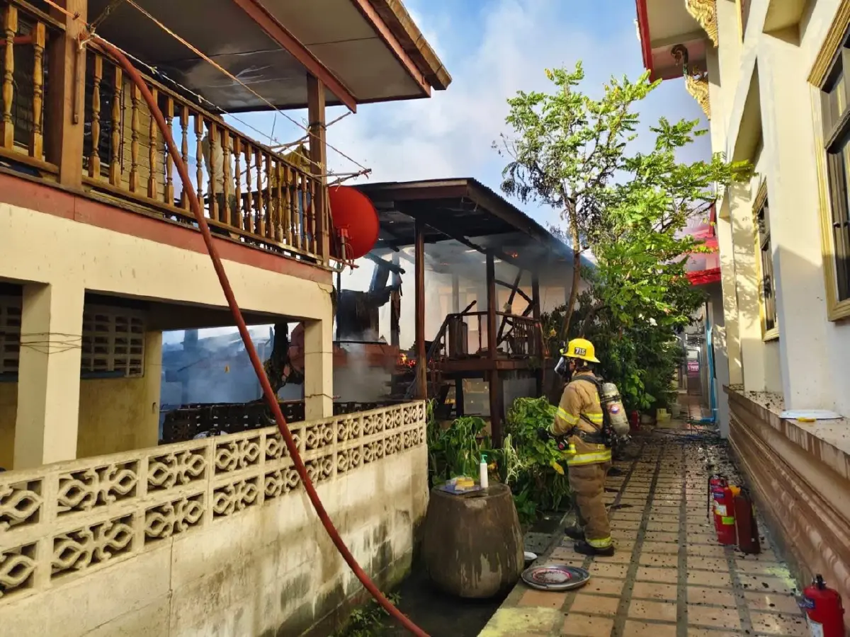 ด่วน ไฟไหม้วัดดัง ซอยนิมิตใหม่ 19 คลองสามวา กู้ภัยเร่งฉีดน้ำ ดับไฟ