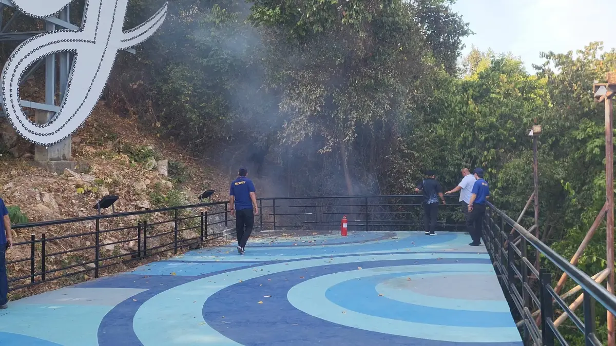 ระทึก! ไฟไหม้ป่าหญ้าหวิดลามป้าย pattaya city​ จนท.เร่ง​ควบคุมสถานการณ์