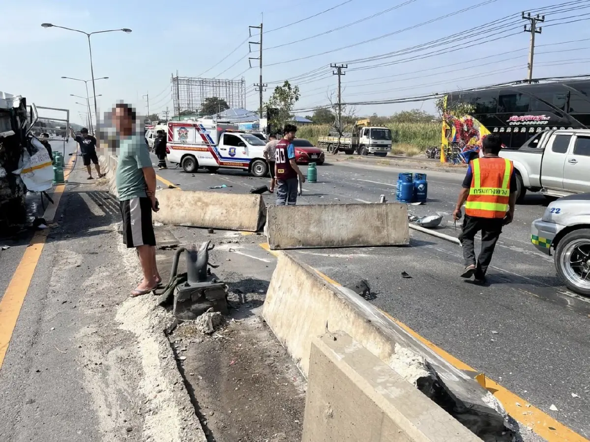 รถแก๊ส พลิกคว่ำ ถนนมิตรภาพ สระบุรี ถังแก๊สตกเกลื่อน เร่งกู้ซาก