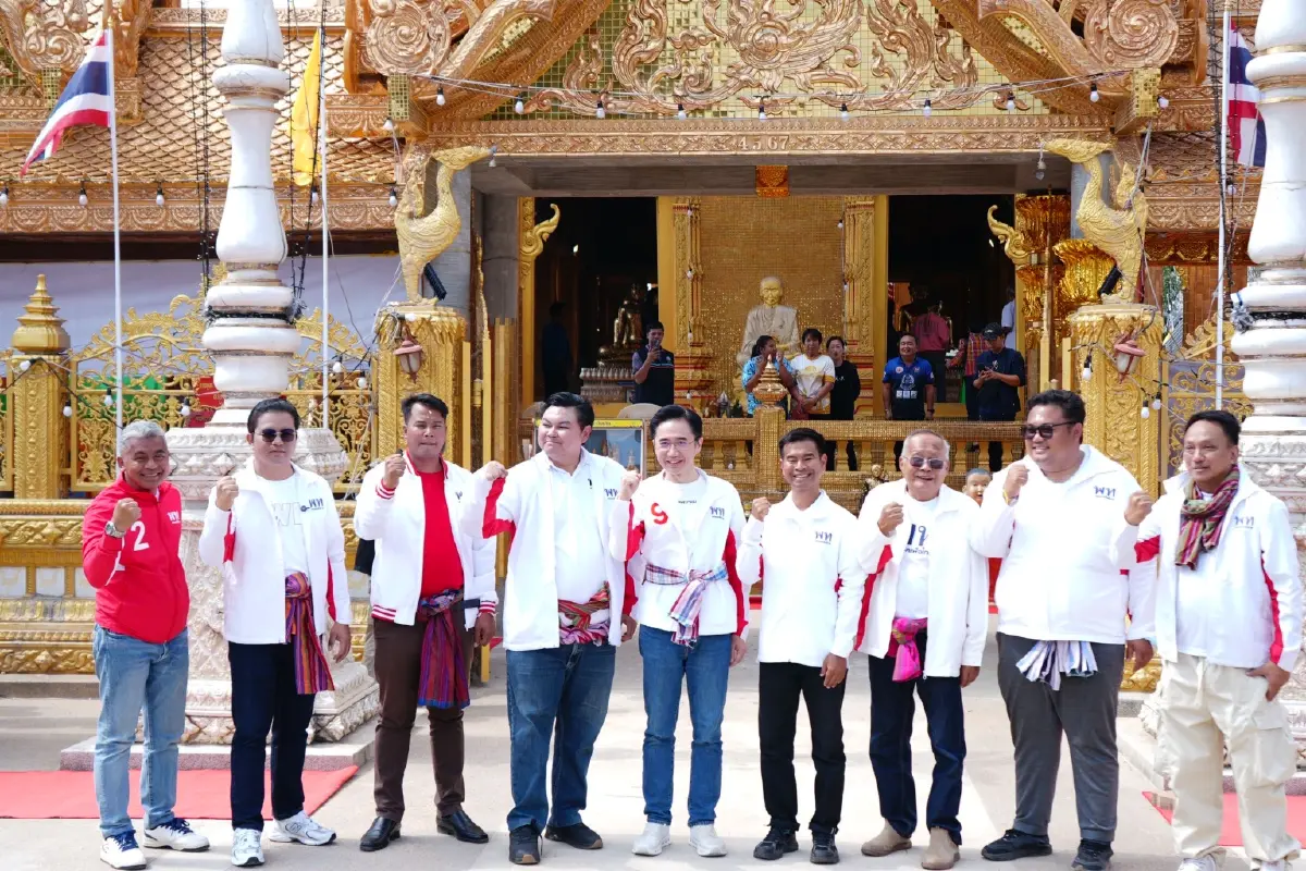 ‘ยศชนัน’ ควง ‘ใหม่ ไอน้ำ’ ขึ้นรถแห่ถิ่น ‘โสภณ’ เมินพื้นที่น้ำเงิน