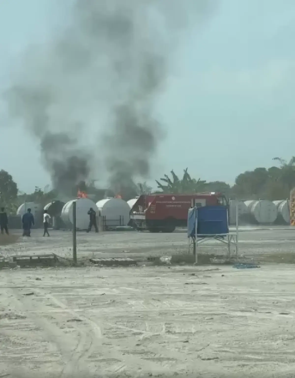 ด่วน หวั่นระเบิด ไฟไหม้ถังน้ำมันใหญ่ ลาดกระบัง ควันดำโขมงเต็มฟ้า