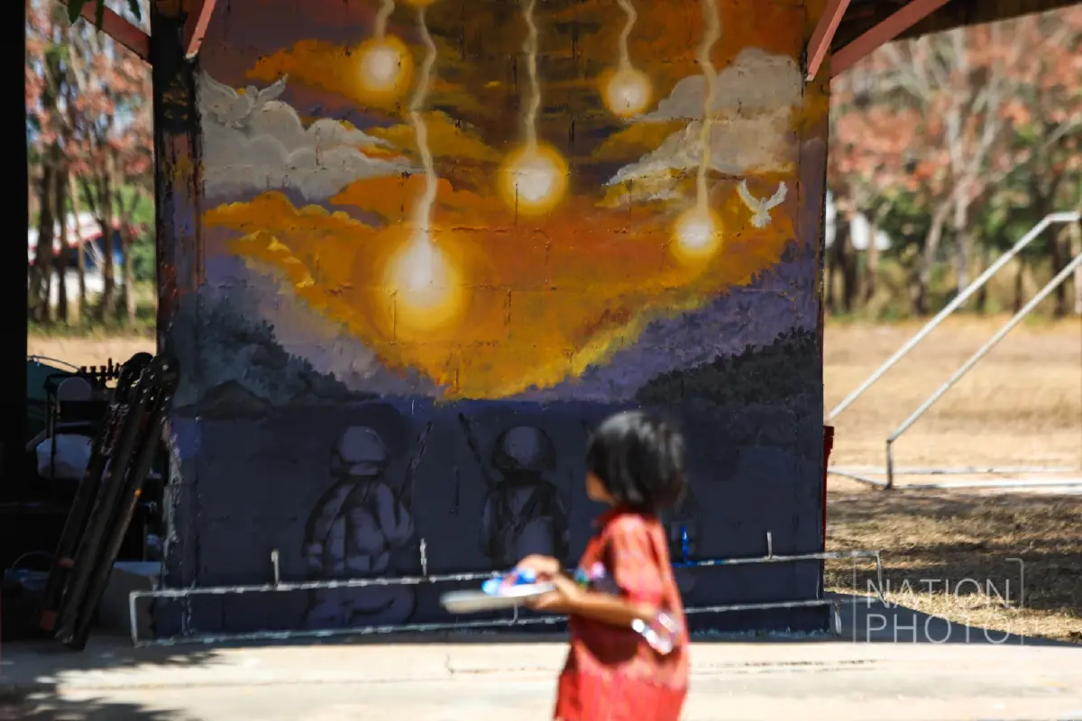 ตบหน้าด้วยความจริง! ตอบโต้ทางศิลปะ 'ย่าอุ้มหลาน - 46 ทหารกล้า'