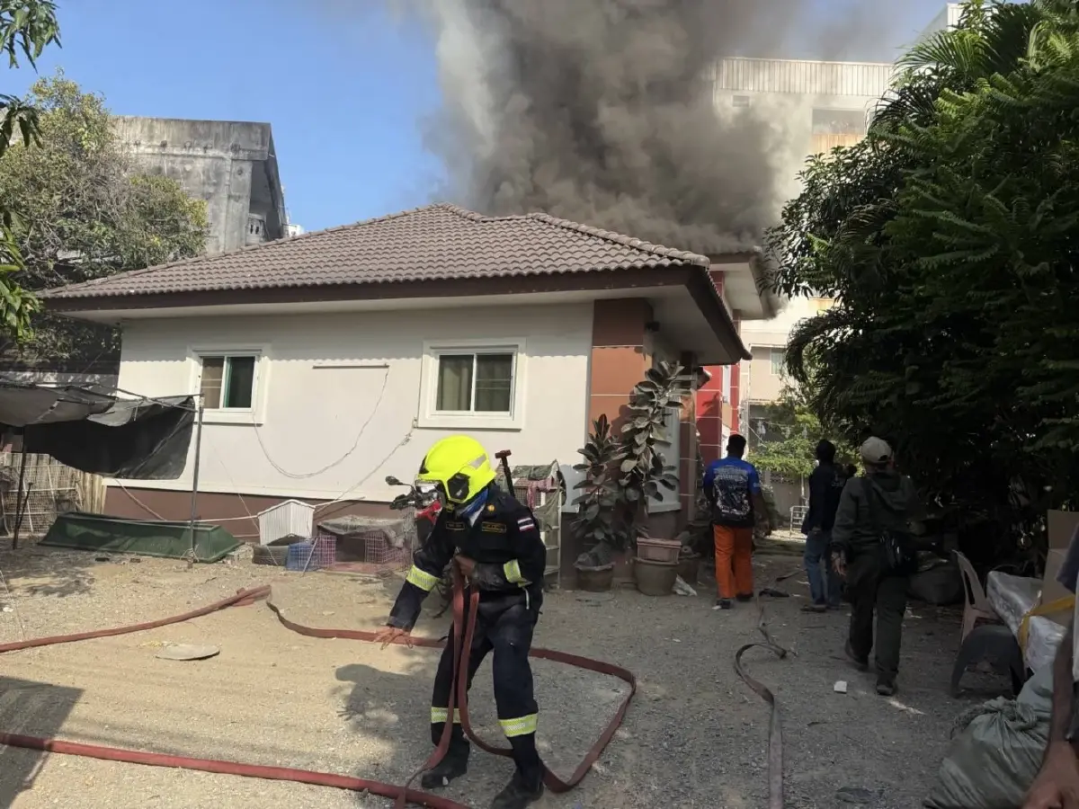 ระทึกกรุง ไฟไหม้บ้านหรู บางขุนเทียน ปู่วัย 78 หนีตายว่อน ไฟลวกเจ็บ