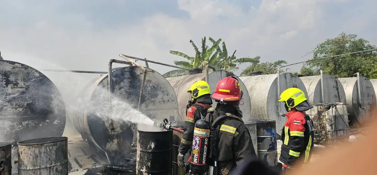 ด่วน หวั่นระเบิด ไฟไหม้ถังน้ำมันใหญ่ ลาดกระบัง ควันดำโขมงเต็มฟ้า