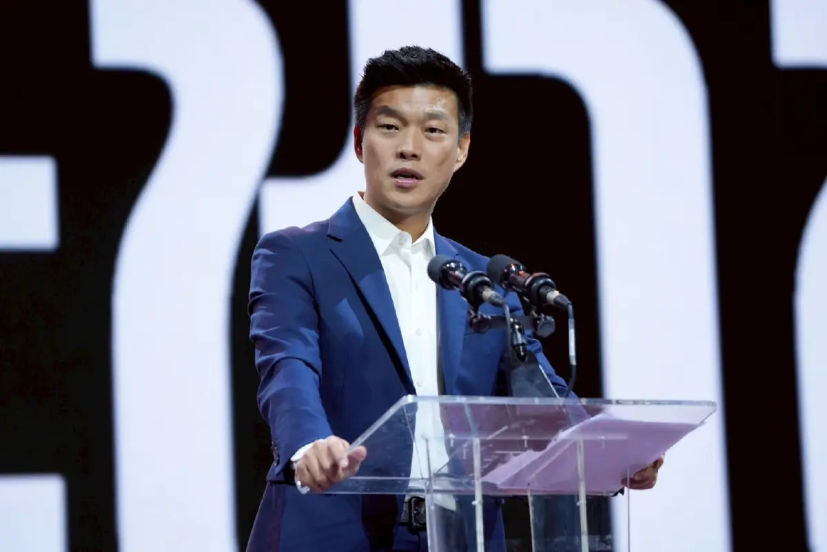 'เท้ง' ถามได้กลิ่นความเจริญหรือไม่ หลังเปิดตัว ทีมบริหาร ปชน.