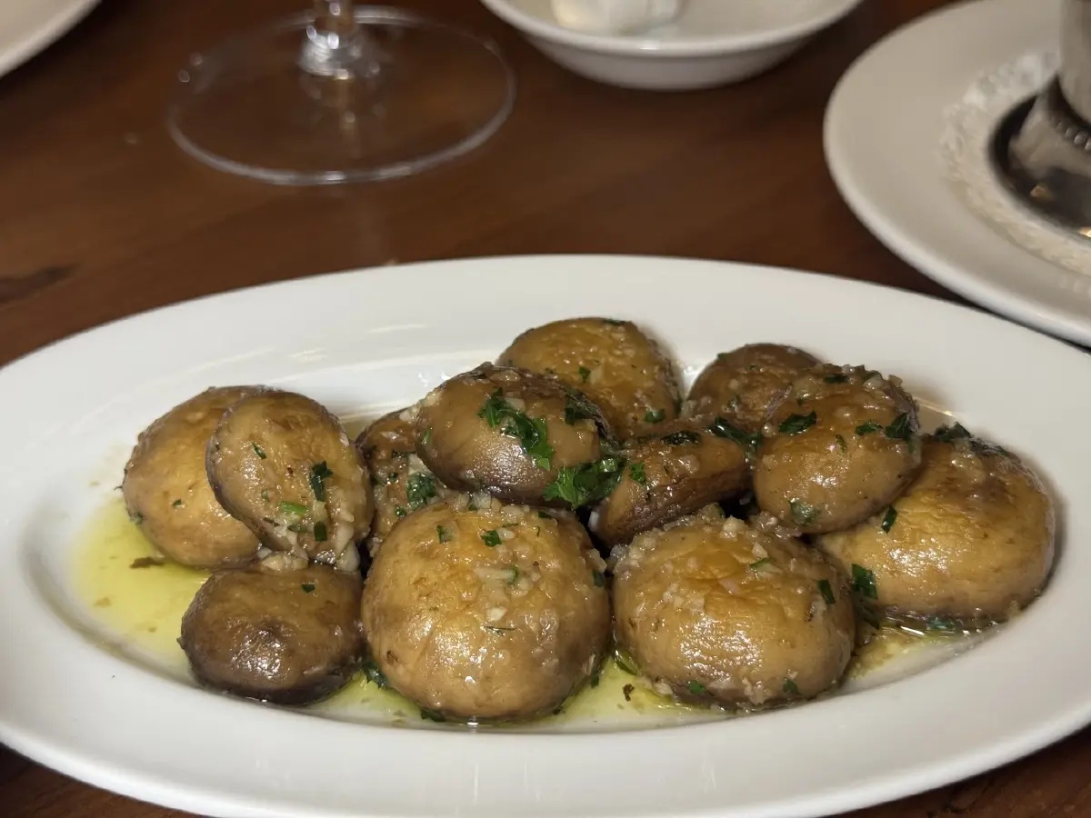 Quilombo สเต็กเฮาส์อาร์เจนตินาแท้ ในปราสาทหินกลางทองหล่อ