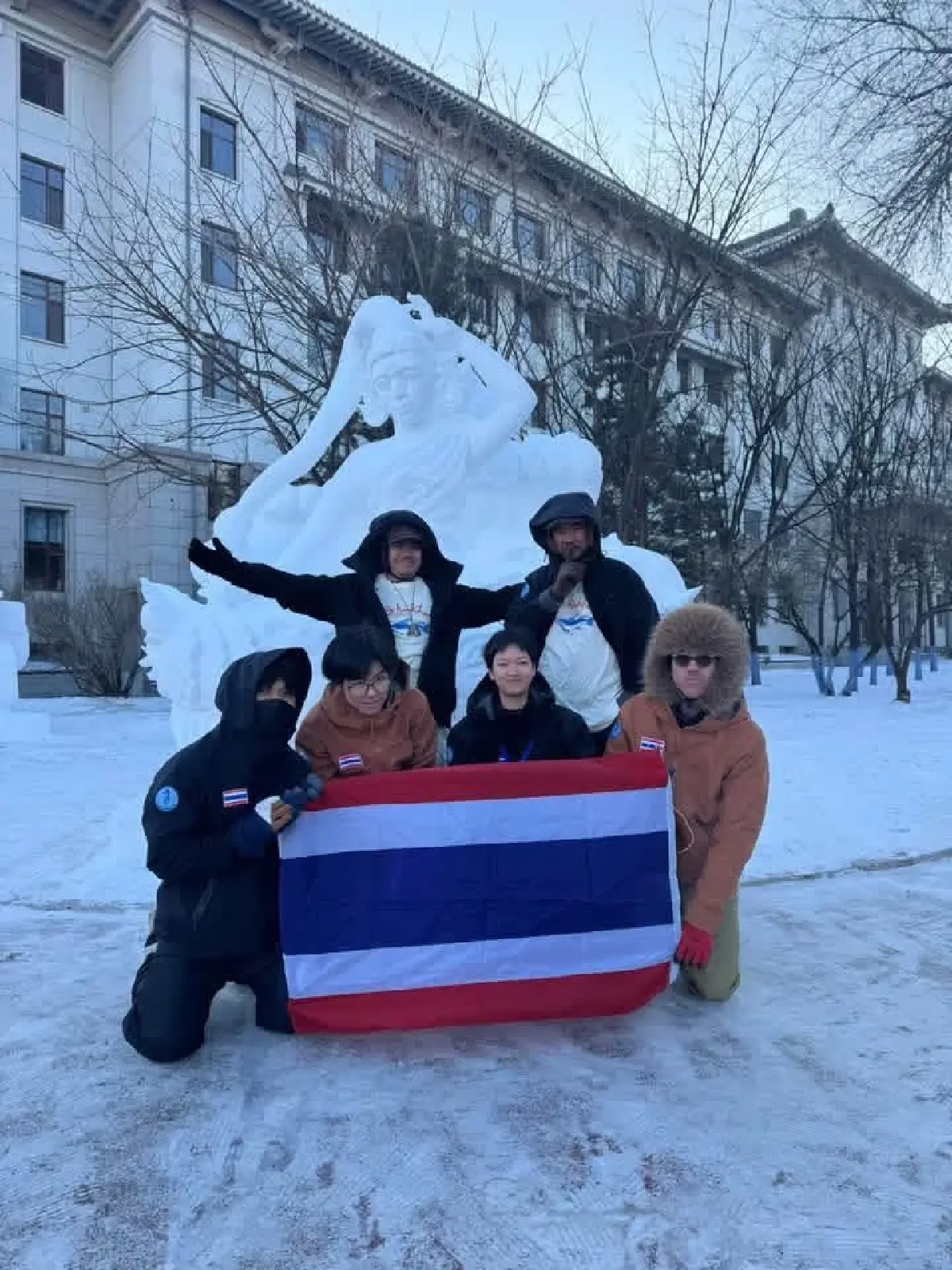 เด็กไทย ผงาดคว้าแชมป์โลก แกะสลักหิมะ 2026 โชว์ ปลากัด - เทพีแห่งน้ำ