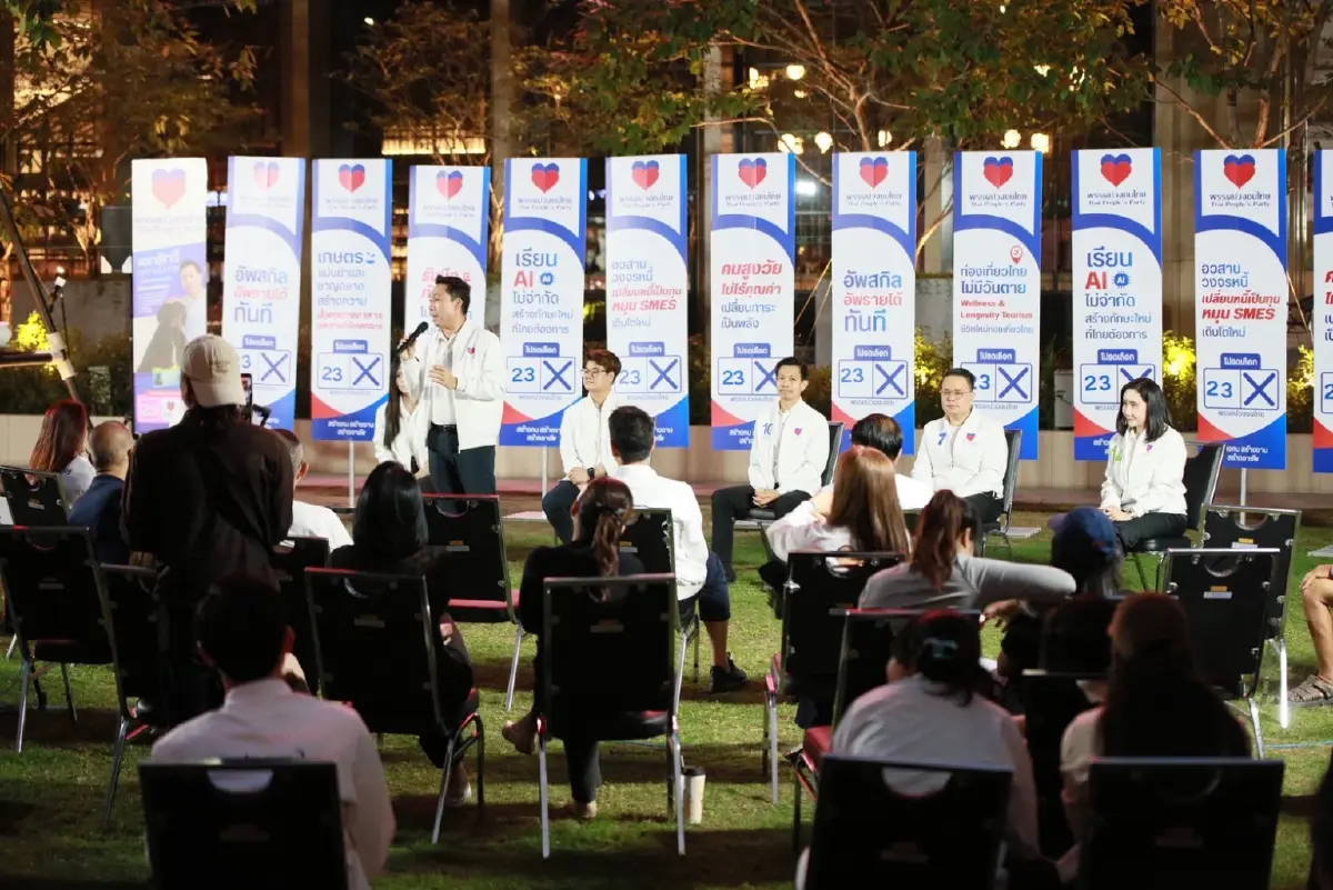 'พรรคปวงชนไทย' หาเสียงสีลม ชูนโยบายล้างหนี้-มีประกันอุบัติเหตุ
