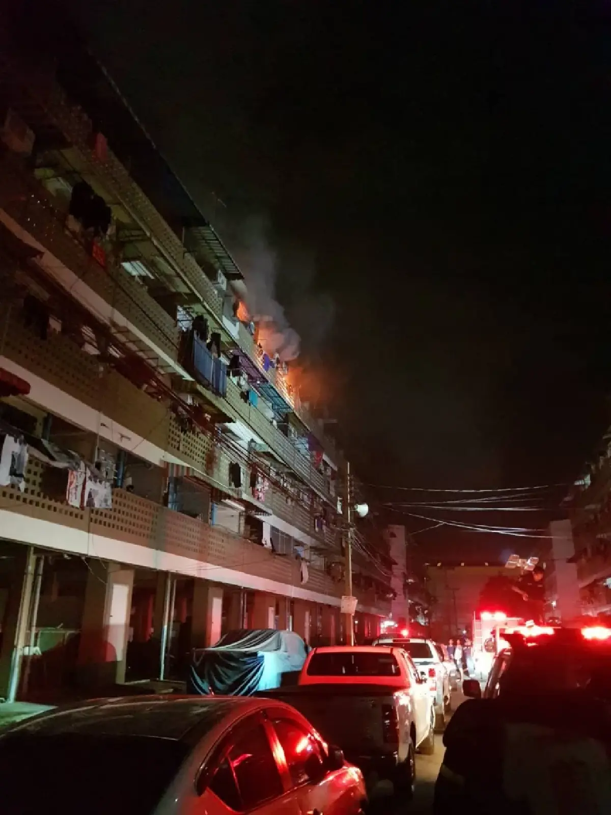 ดับเพลิงวุ่น ไฟไหม้แฟลตการเคหะบางชัน ควันดำท่วมตึก หนีตายอลหม่าน