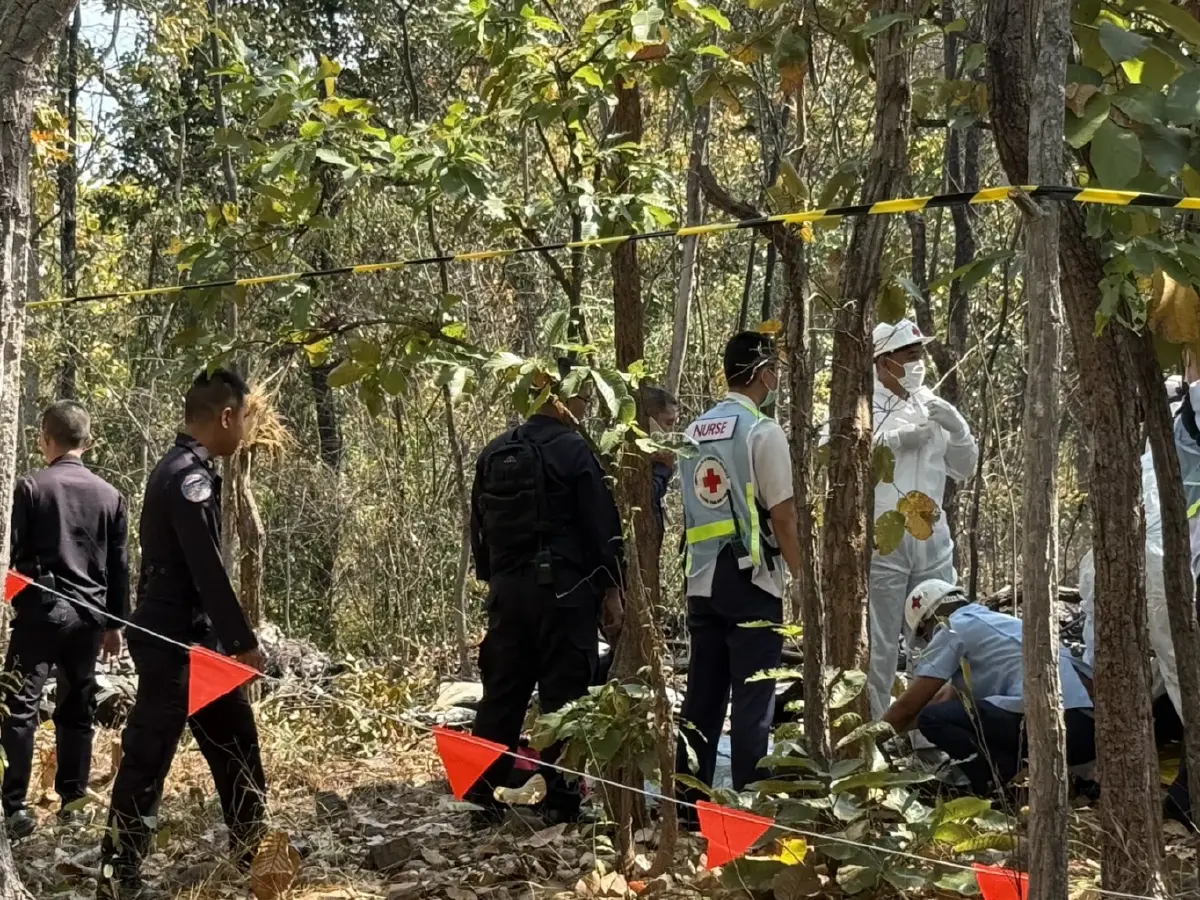 เปิดภาพ เครื่องบิน AT-6 ตก  กู้ภัย เผย ไฟลุกไหม้ทั้งลำ ร่างนักบินติดกับตัวเครื่อง