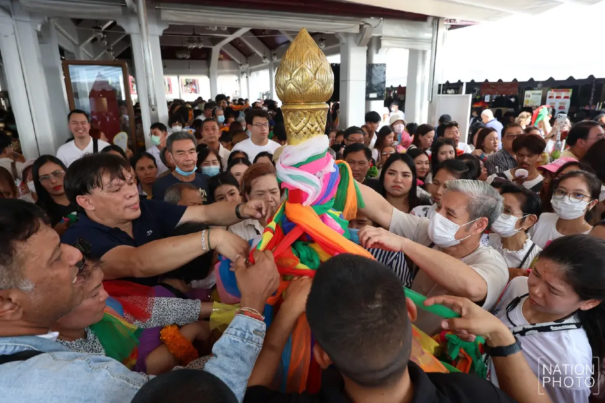 เสริมสิริมงคลรับปีใหม่ 2569 ชาวไทย-ต่างชาติ แห่สักการะศาลหลักเมือง วัดพระแก้ว