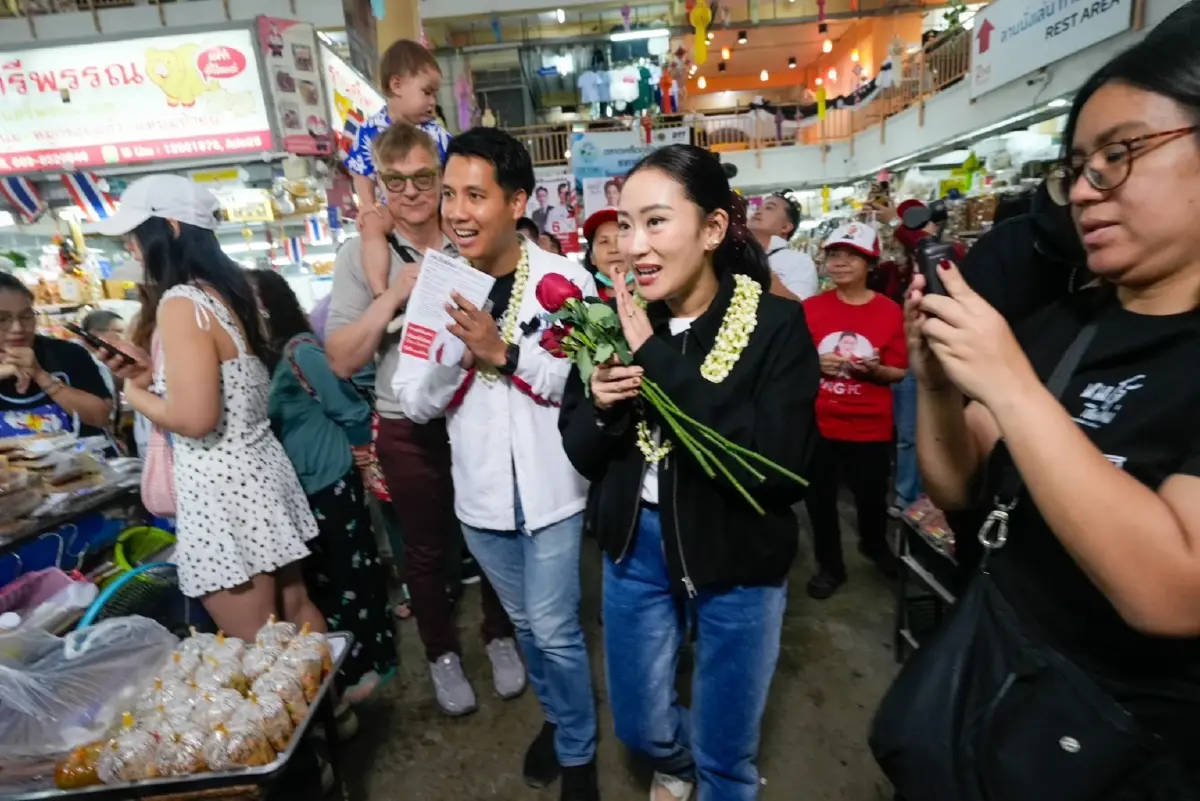 'แพทองธาร' ลุยหาเสียงกาดหลวง เจ้าตัวบอก อบอุ่นที่ได้กลับมา