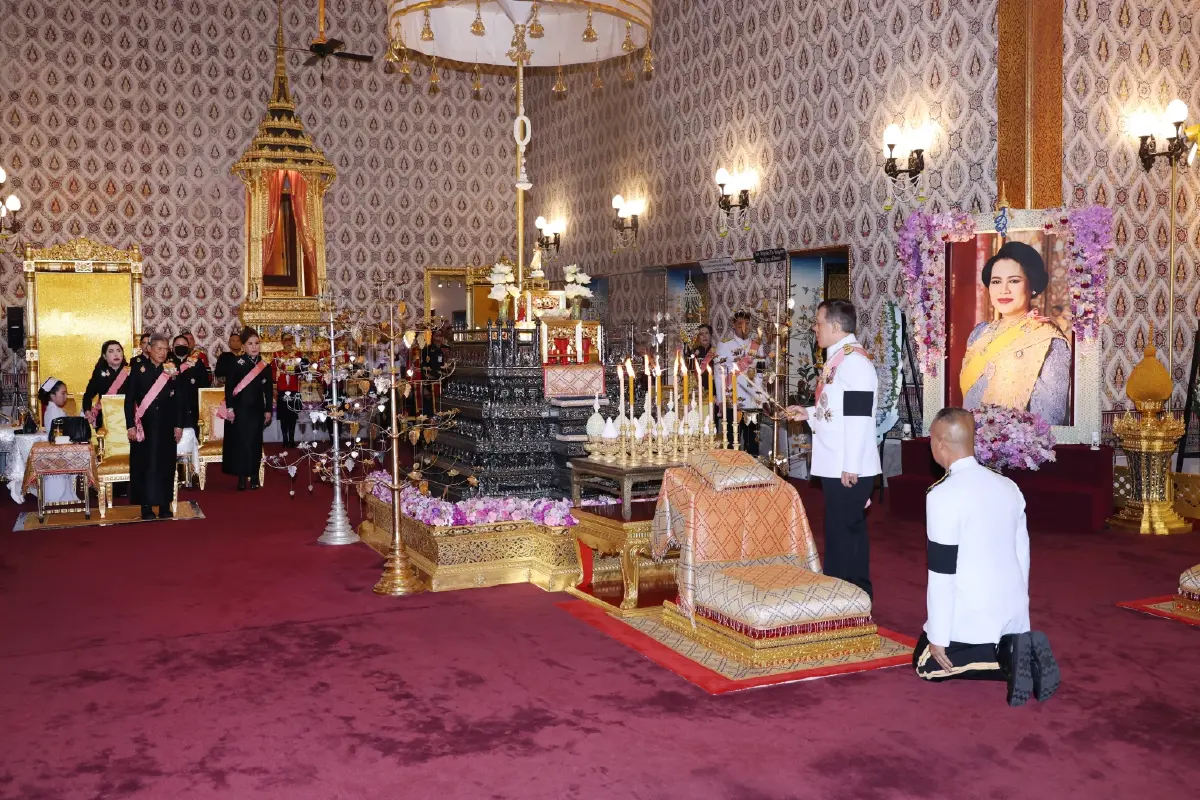 ในหลวง-พระราชินี ทรงบำเพ็ญพระราชกุศลสตมวาร ถวายพระบรมศพ สมเด็จพระพันปีหลวง