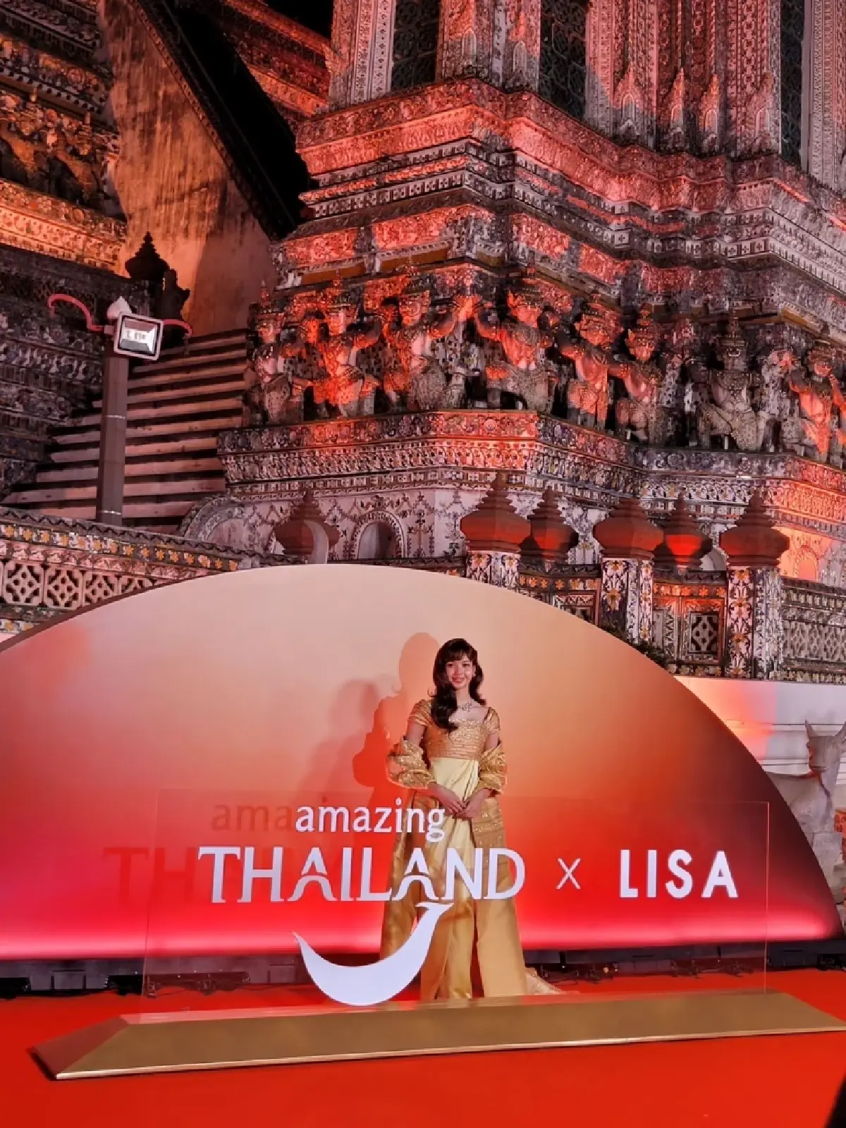 ‘ลิซ่า’ สวยสง่า สะกดสายตาคนทั่วโลก! กับฉากหลัง ‘วัดอรุณฯ’ สุดอลังการ ในงานเปิดตัว Amazing Thailand Ambassador