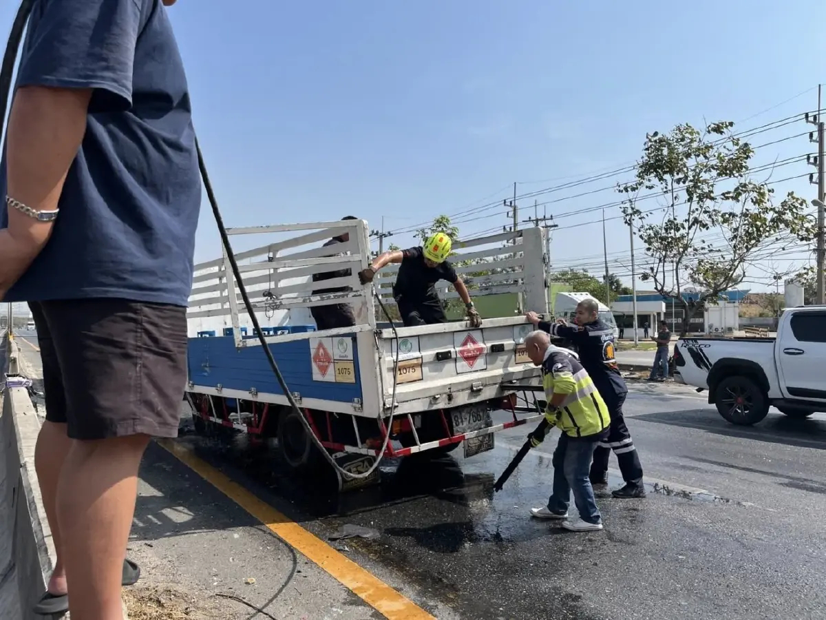 รถแก๊ส พลิกคว่ำ ถนนมิตรภาพ สระบุรี ถังแก๊สตกเกลื่อน เร่งกู้ซาก