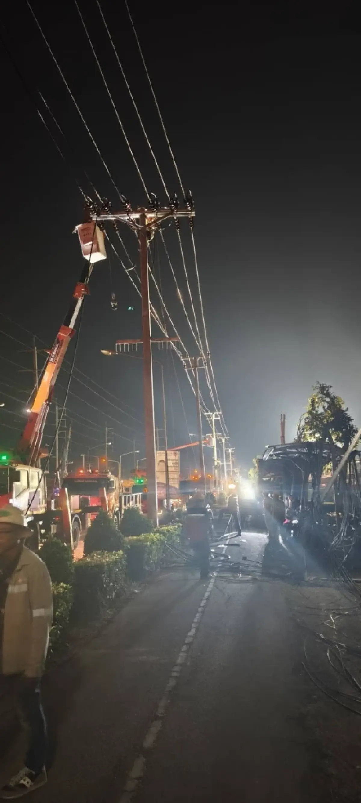 MEA จ่ายไฟครบทุกบ้านแล้ว หลังรถเกี่ยวสายไฟ ทำเสาไฟล้ม 70 ต้น