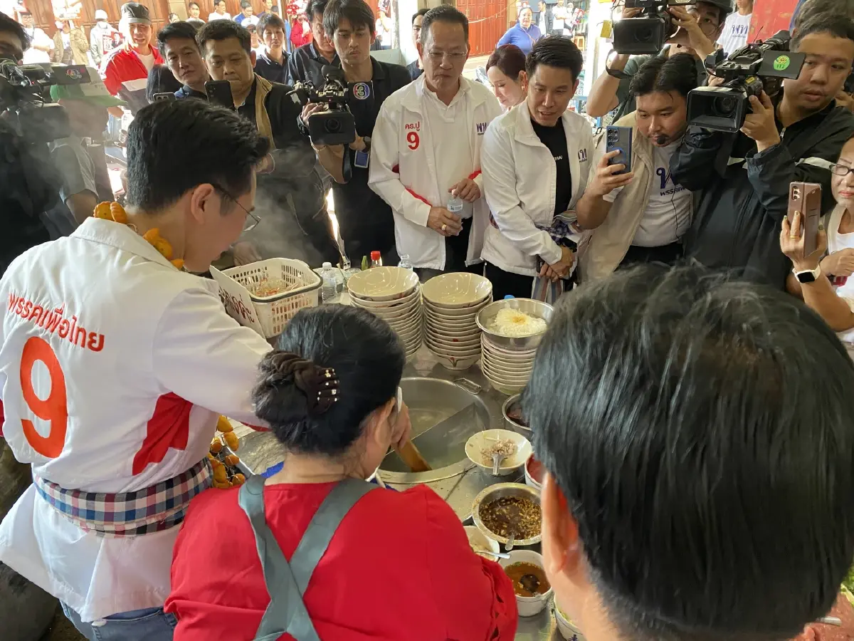 ‘ยศชนัน’ โชว์ลวกบะหมี่ ขอพรวัดแก่งคอย ‘เพื่อไทย’ เหมา สส.สระบุรี