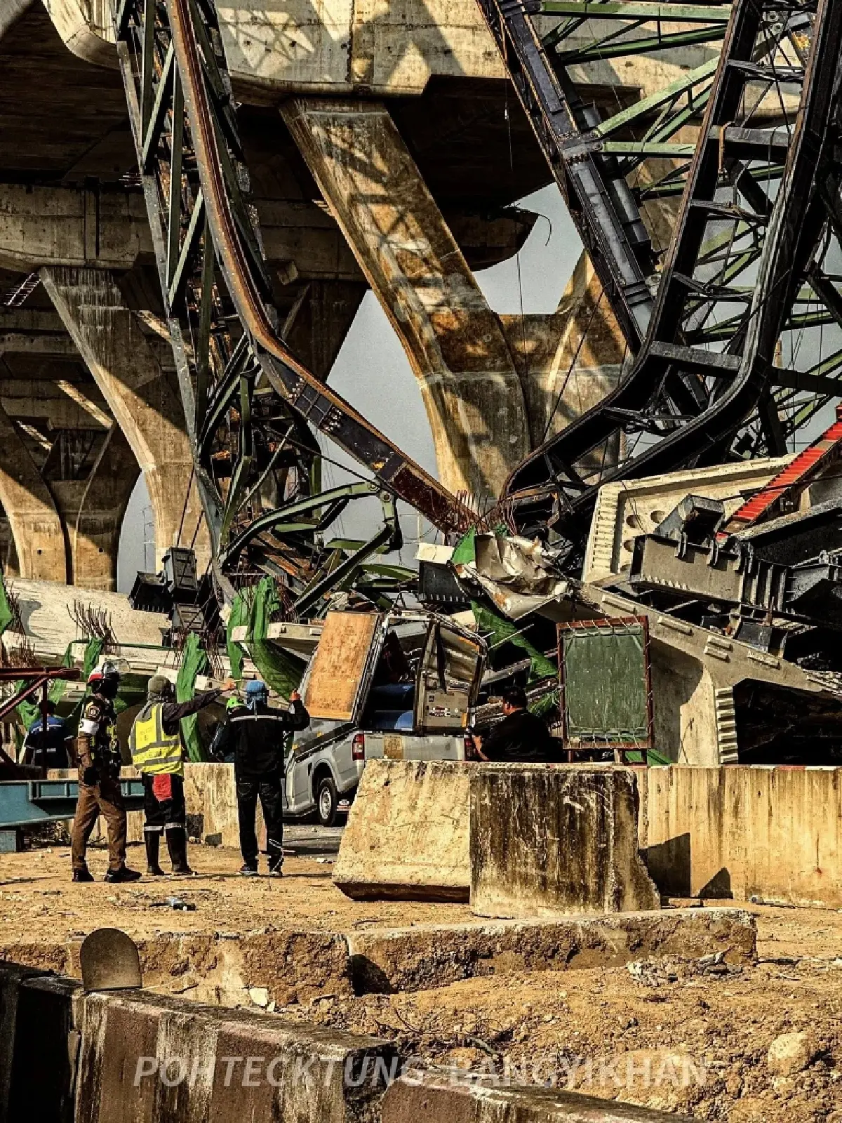 ด่วน! เครนถล่มพระราม 2 สมุทรสาคร ทับเกาะกลางใกล้สะพานท่าจีน ดับ 2