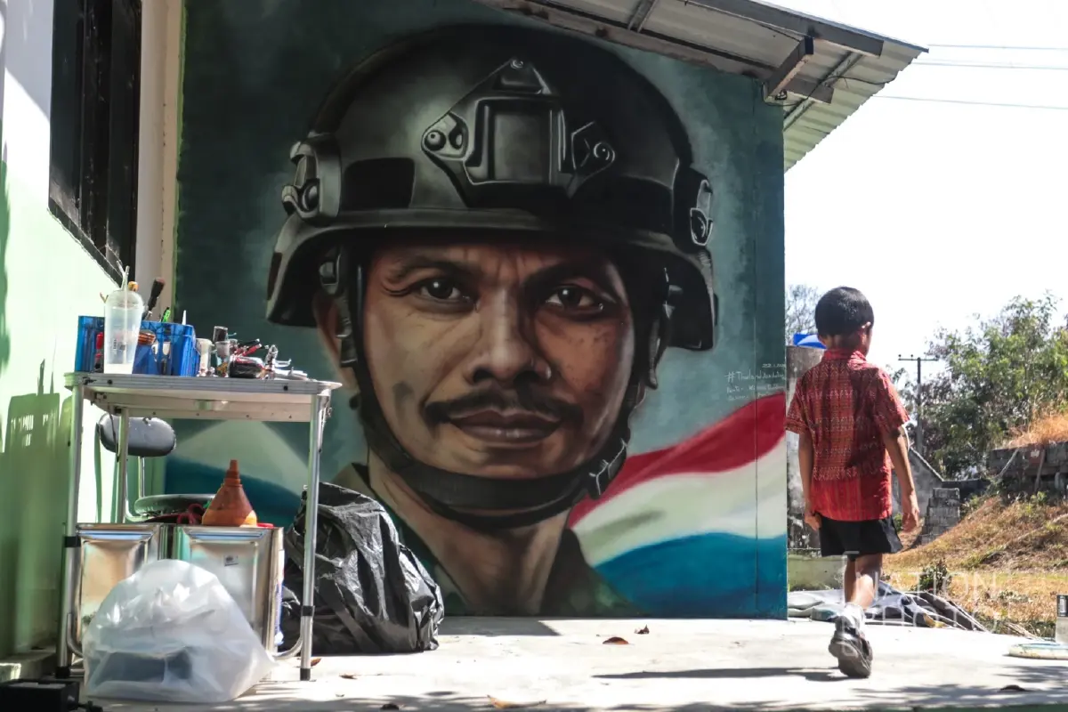 ตบหน้าด้วยความจริง! ตอบโต้ทางศิลปะ 'ย่าอุ้มหลาน - 46 ทหารกล้า'