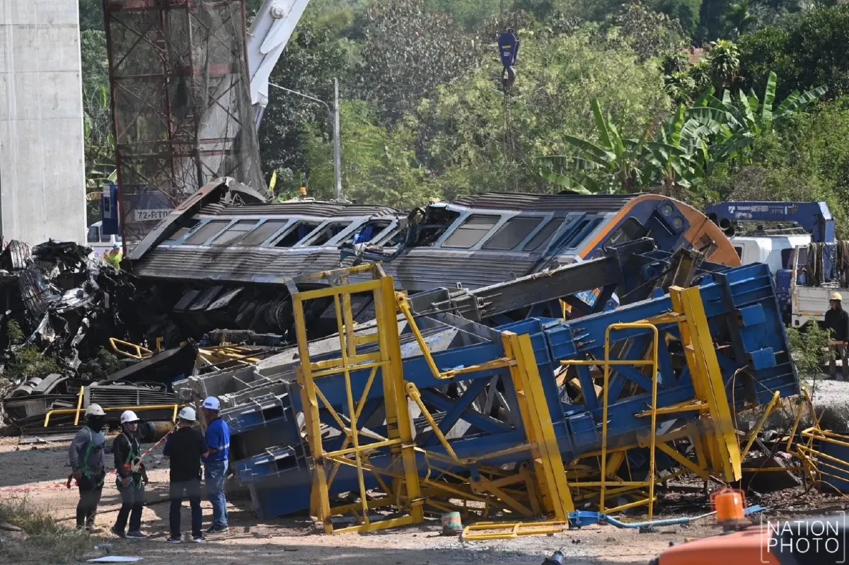 เครนถล่มทับรถไฟที่สีคิ้ว ค้นหาคนตาย-ผู้สูญหาย เปิดภาพล่าสุด