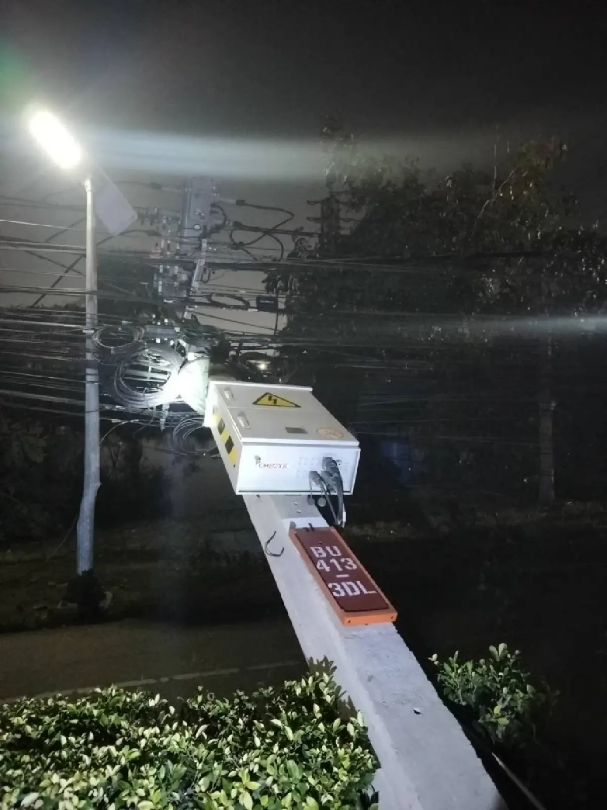 ด่วน! รถพ่วงเกี่ยวสายไฟ เสาไฟล้ม 70 ต้น สมุทรปราการ ไฟดับวงกว้าง