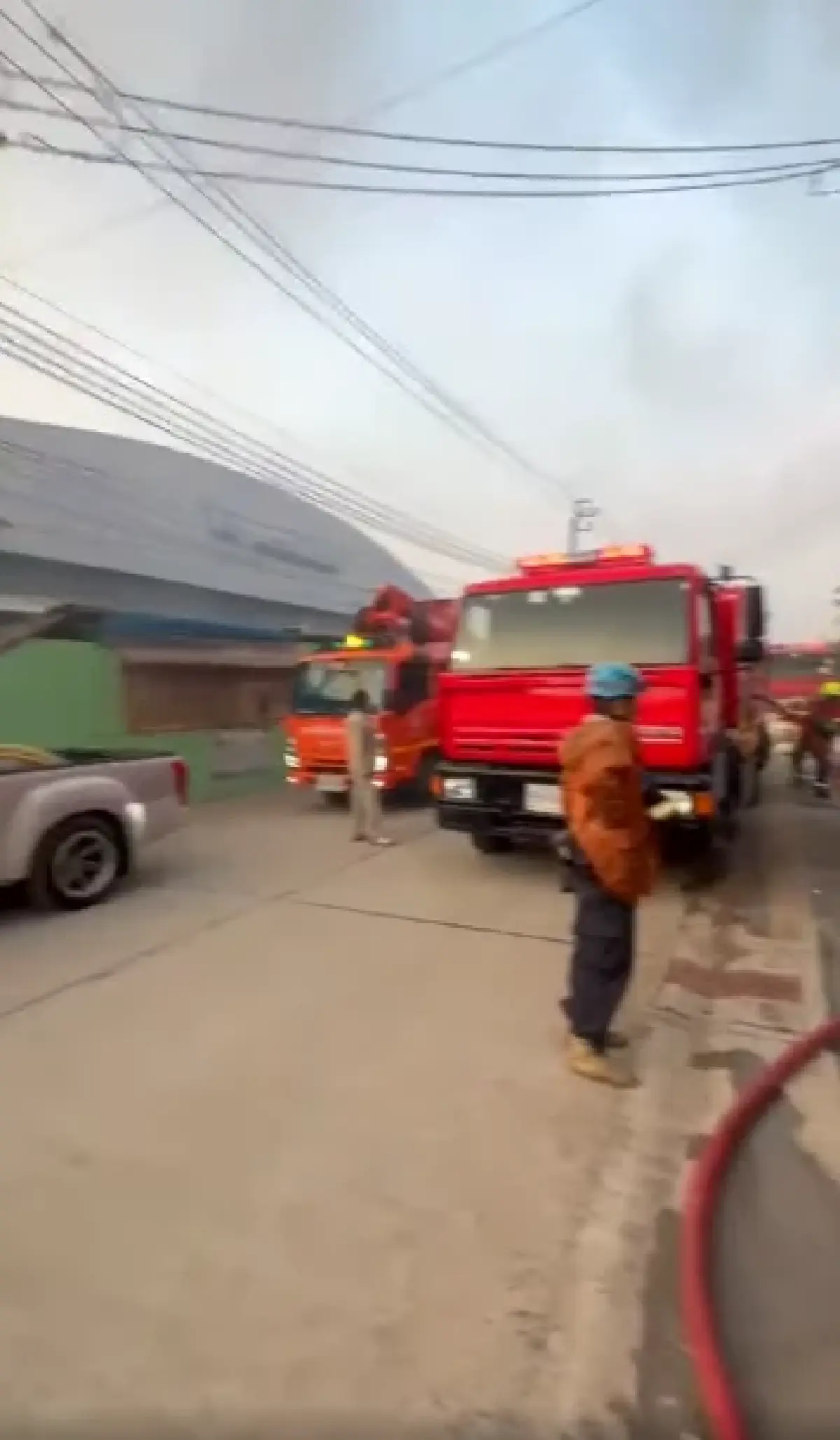 ด่วน! ไฟไหม้โรงงาน ย่านบางขุนเทียน ควันดำพวยพุ่ง เร่งฉีดน้ำสกัด