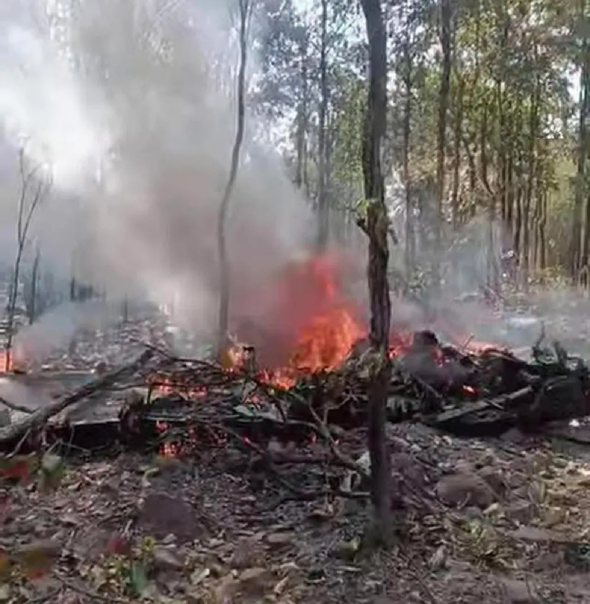 เปิดภาพ เครื่องบิน AT-6 ตก  กู้ภัย เผย ไฟลุกไหม้ทั้งลำ ร่างนักบินติดกับตัวเครื่อง