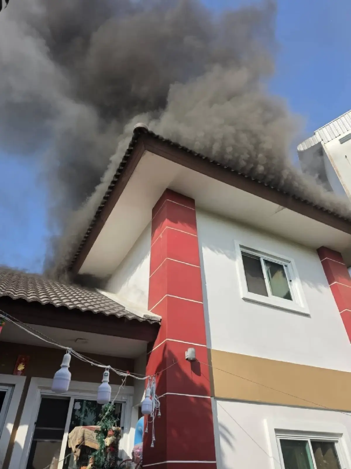 ระทึกกรุง ไฟไหม้บ้านหรู บางขุนเทียน ปู่วัย 78 หนีตายว่อน ไฟลวกเจ็บ