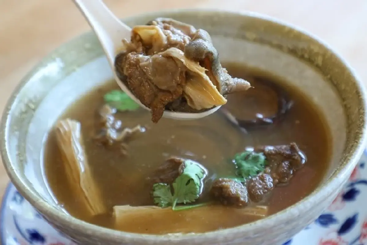 รวม 4 ร้านอร่อย ‘อาหารจีนไหหลำ’ ข้าวมันไก่ ขนมจีน และ สุกี้ไหหลำ