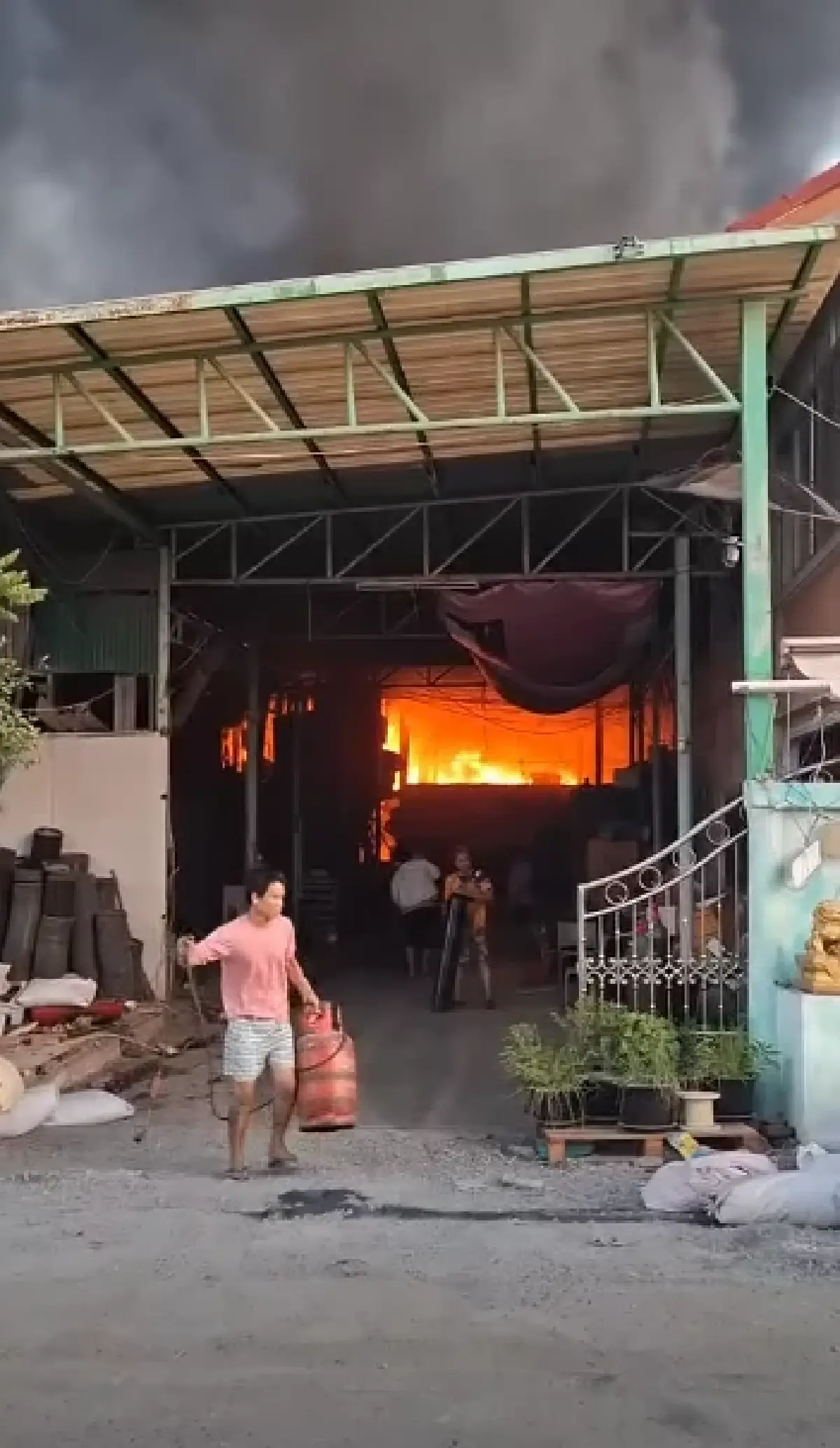 ด่วน! ไฟไหม้โรงงาน ย่านบางขุนเทียน ควันดำพวยพุ่ง เร่งฉีดน้ำสกัด