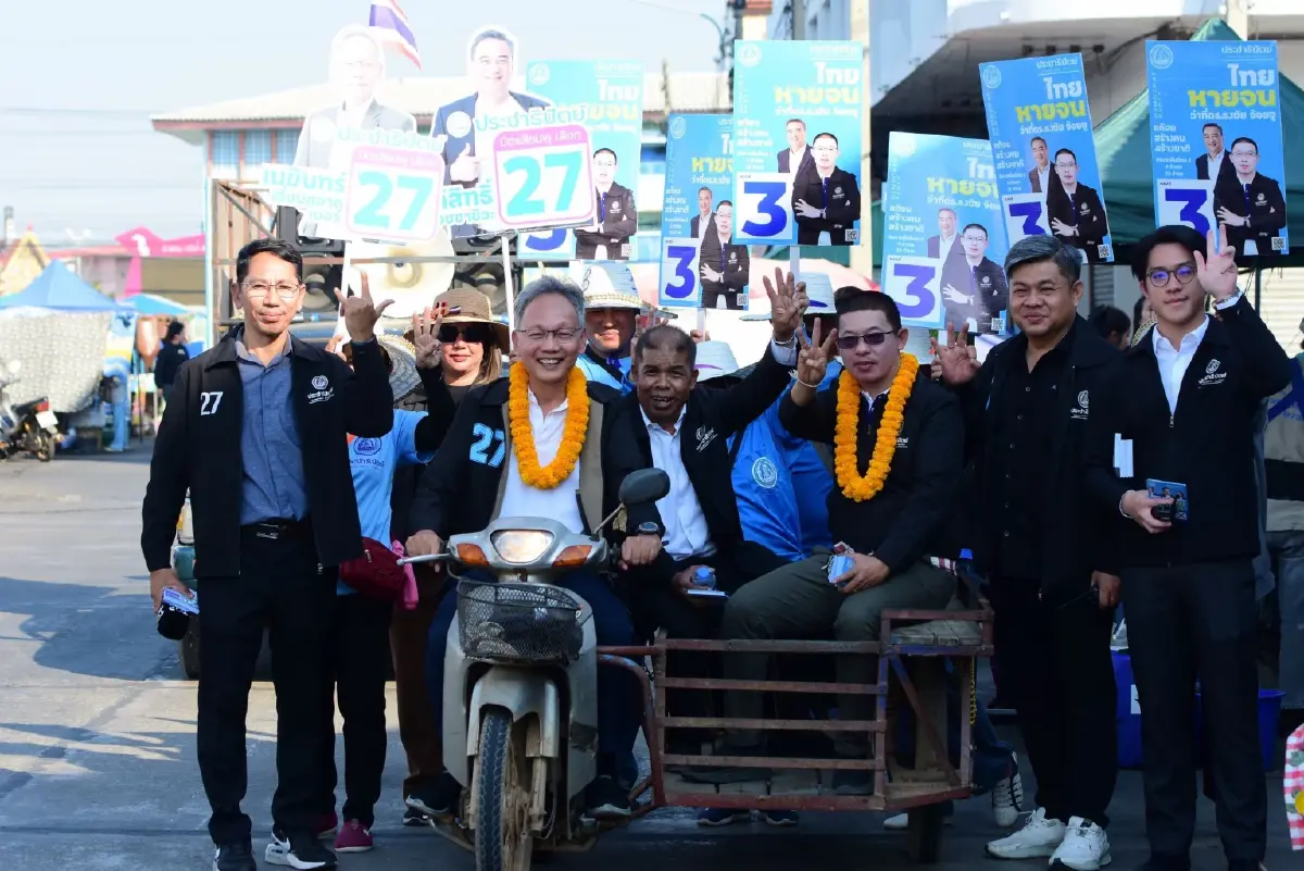 ปชป.ลุยชัยนาท! “เมฆินทร์” หนุนว่าที่ ดร.ธงชัย ขึ้นสามล้อพบประชาชน