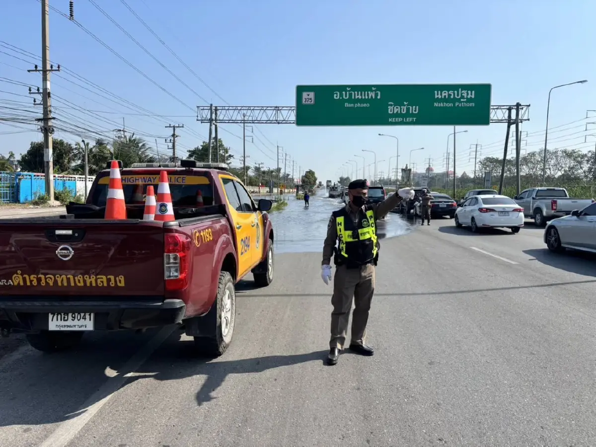 น้ำทะเลหนุนสูง น้ำท่วมถนนพระราม 2 ขาเข้ากทม. รถเริ่มติดสะสม