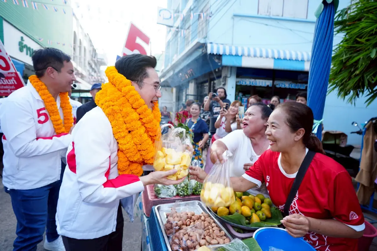 ‘ยศชนัน’ ควง ‘อัครนันท์’ ลุยหาเสียงตลาดเมืองกาญจน์ เขต 1