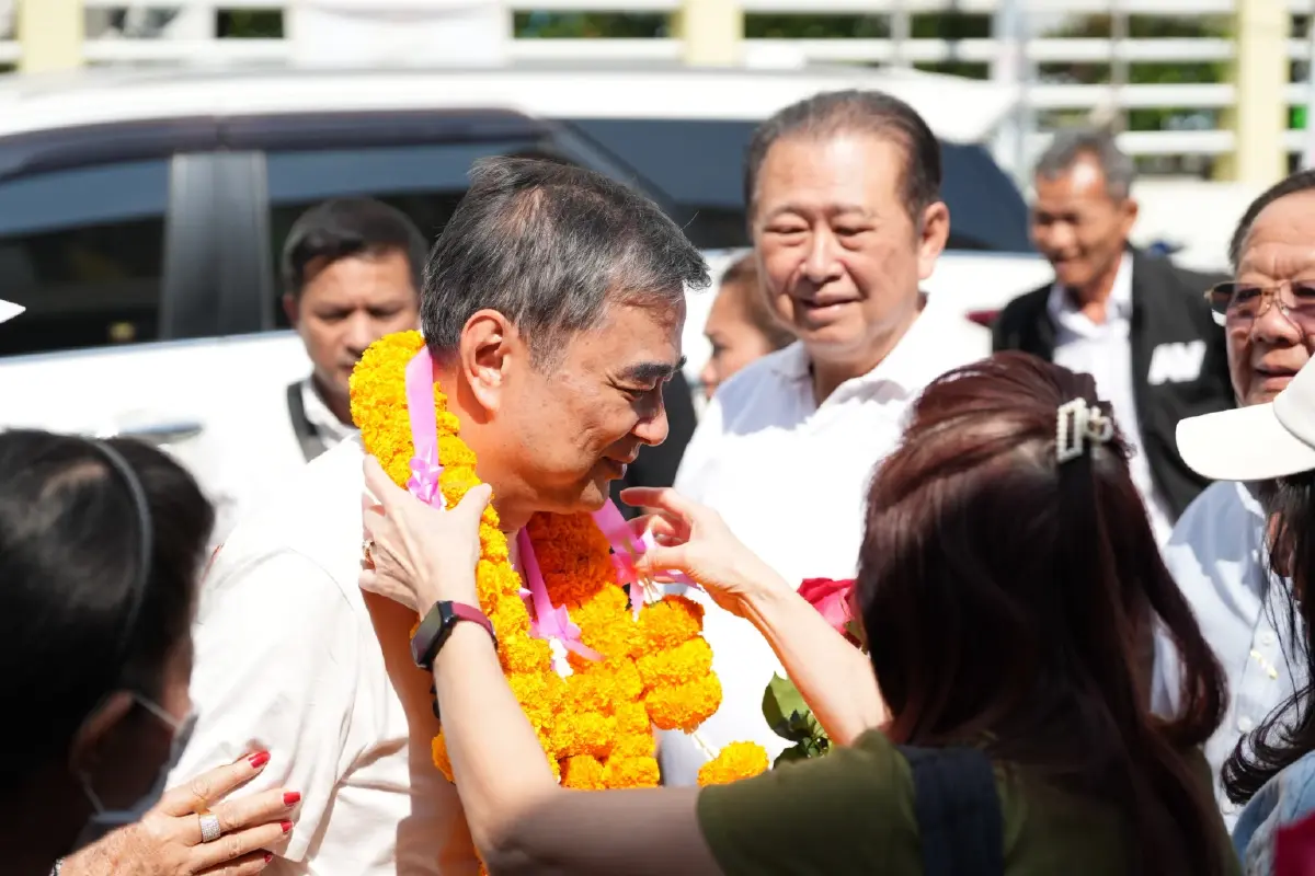 'อภิสิทธิ์' หาเสียง โชว์ดื่มน้ำส้ม ก่อนทิ้งท้าย เหลือให้เขตเดียว