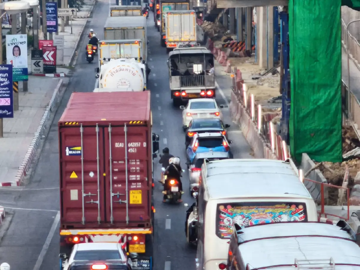 ด่วน! ถนนพระราม 2 อีกแล้ว ถนนยุบตัว กระบะตกหลุมลึก รถติด ขาเข้า-ออก
