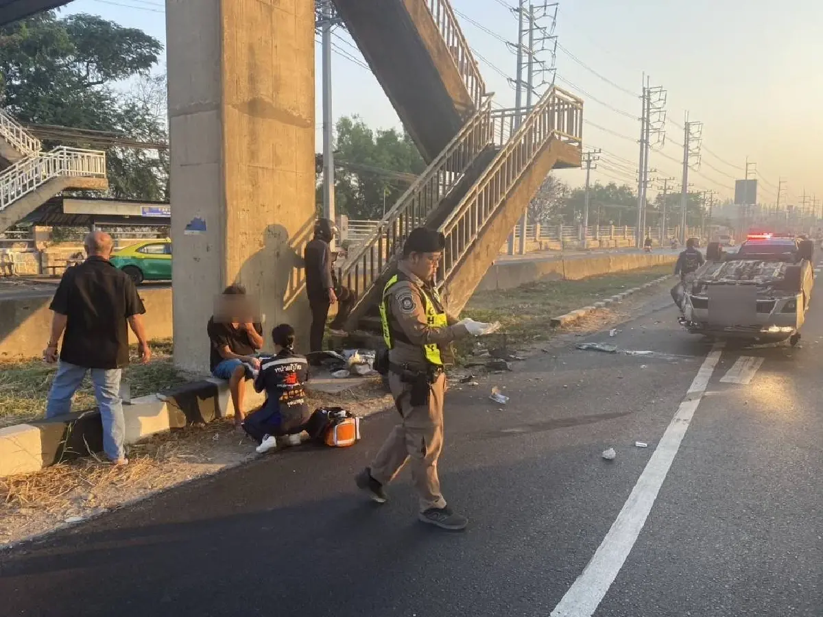 ด่วน! รถติดมาก ถนนพระราม 2 อุบัติเหตุ รถเก๋งพลิกหงายท้อง เจ็บ 1 คน