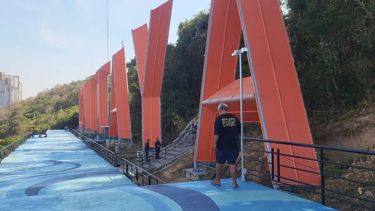 ระทึก! ไฟไหม้ป่าหญ้าหวิดลามป้าย pattaya city​ จนท.เร่ง​ควบคุมสถานการณ์