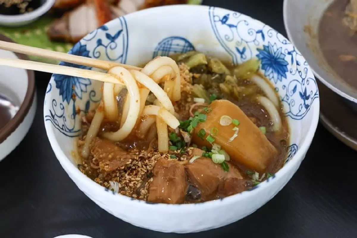 รวม 4 ร้านอร่อย ‘อาหารจีนไหหลำ’ ข้าวมันไก่ ขนมจีน และ สุกี้ไหหลำ