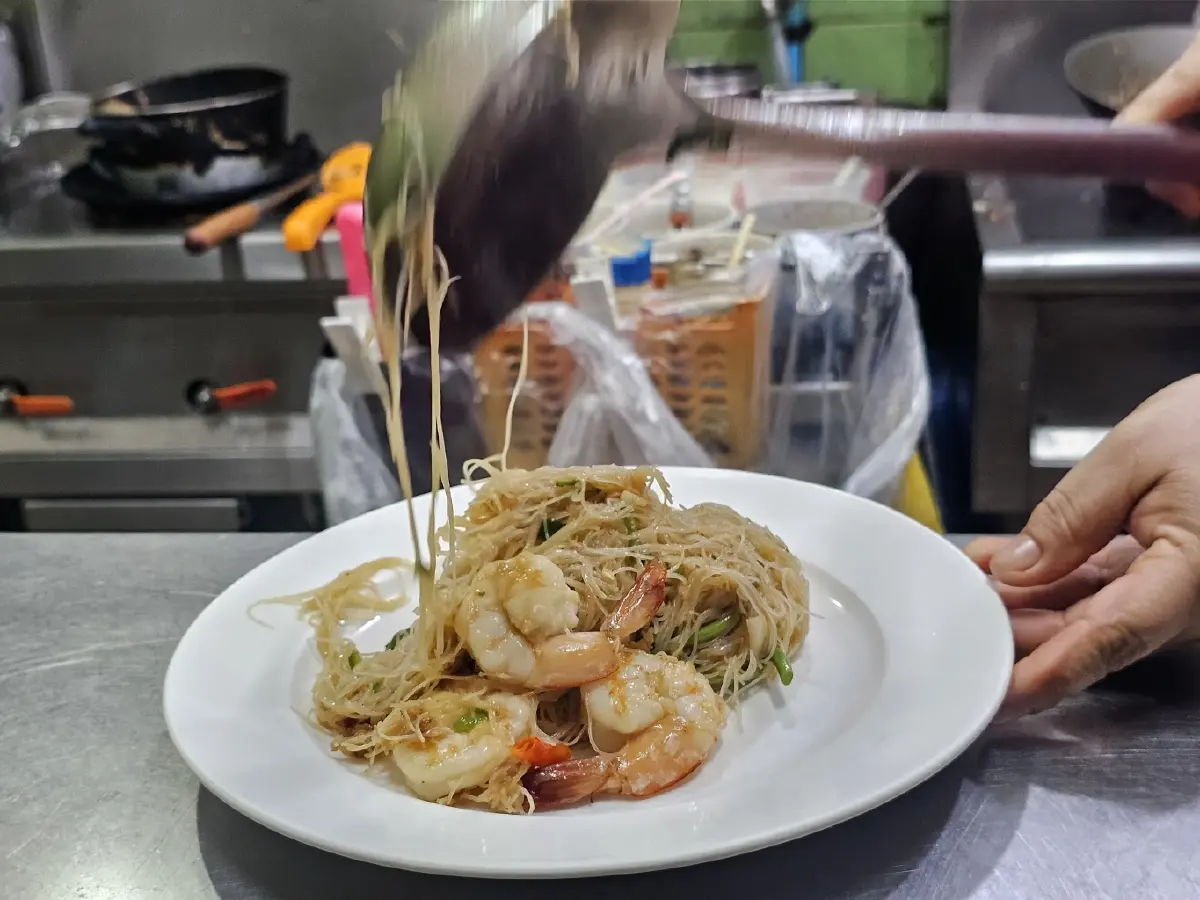 ‘เส้นหมี่ผัดกระเฉดกุ้ง’ ที่ ‘ร้านที.สพูน’ ซอยจุฬาฯ 50 รสชาติถูกใจ