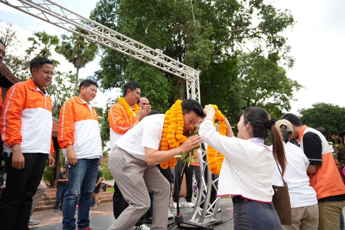 'เท้ง' ปลุกคนนครศรีฯ-กระบี่ อย่าแบ่งใจ กาส้ม 2 ใบ ตั้งรัฐบาล ปชน.