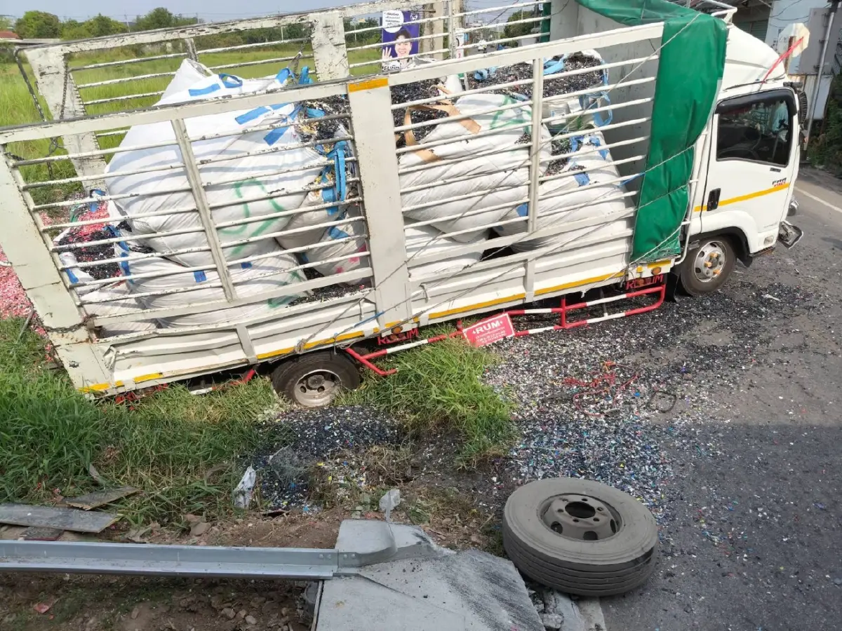 ด่วน! รถ 6 ล้อชนรถไฟสายมหาชัย-วงเวียนใหญ่ สมุทรสาคร เร่งช่วยชีวิต