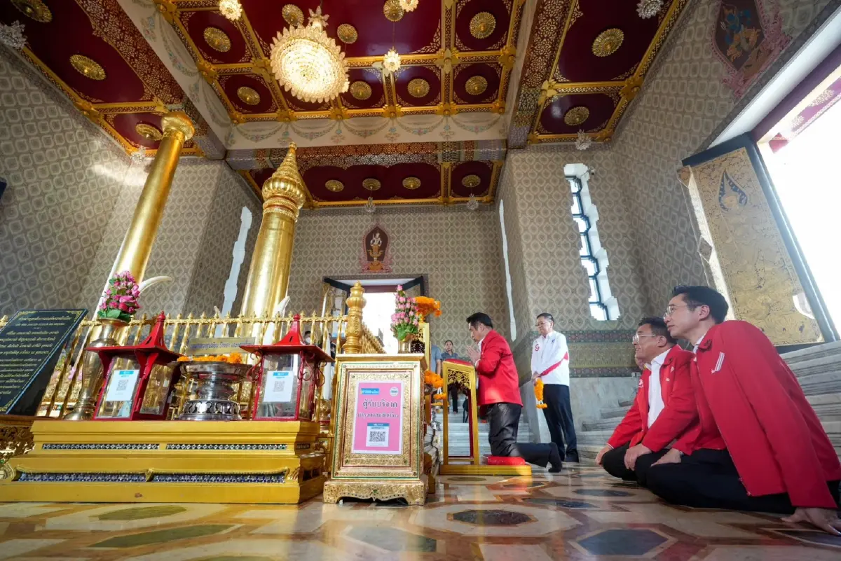 ‘ยศชนัน’ ยกทีมเพื่อไทยพท.ไหว้ศาลหลักเมืองขอเลือกคน-พรรค